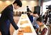 藤井王将（左）と対局する子どもたち