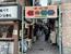 　ディープな雰囲気を醸し出す東小路飲食店街のゲート＝東京都品川区