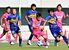 後半25分、栃木シティのＭＦ加藤（中央）が競り合う＝埼玉県の熊谷スポーツ文化公園陸上競技場