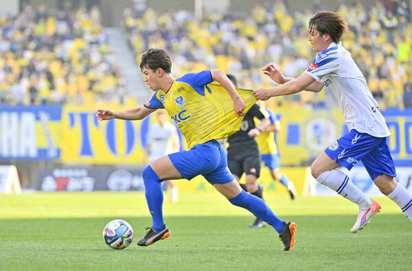 ゴールへと駆け上がる栃木ＳＣのＭＦ五十嵐（手前）＝15日、カンセキスタジアムとちぎ、磯真奈美撮影