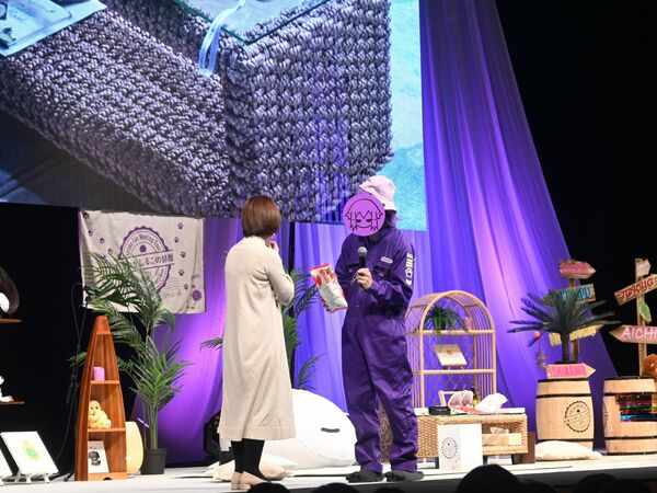 ストロベリーソルト味のポテトチップスを食べたファンに感想を聞くしるこさん(右)