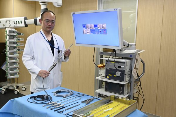 MICSに使用する器具を手にする松濱医師=宇都宮記念病院