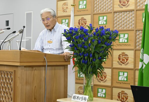 新たに開発したリンドウの新品種について説明する福田知事＝25日午後、県庁