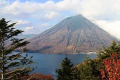 男体山