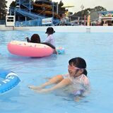 一万人プール、本格営業スタート　初日は平日小雨で90人　８月末まで営業
