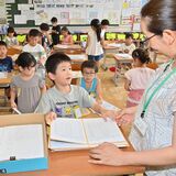夏休み明けて元気に登校　県内小中学校再開　先生や友人と笑顔交わす