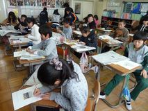切り抜きを体験／矢板市泉小５年生