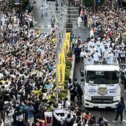 【写真速報】雨風吹き飛ばす笑顔、笑顔、笑顔！　ブレックス優勝パレードの表情