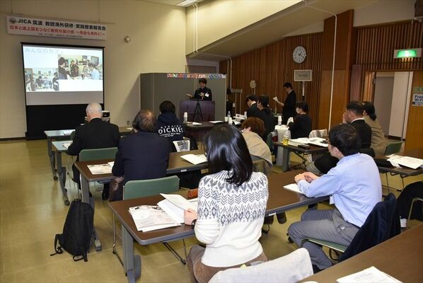 海外研修に参加した教諭が体験や授業を発表した報告会＝24日午後、宇都宮市本町