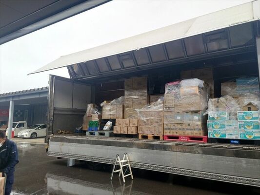 １０トントラックで搬入したペット用の支援物資＝１月18日午前、石川県志賀町（源吉商店提供）