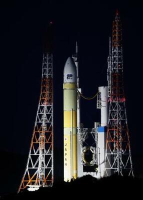 発射地点に移動する「H3」6号機=11日夜、鹿児島県の種子島宇宙センター