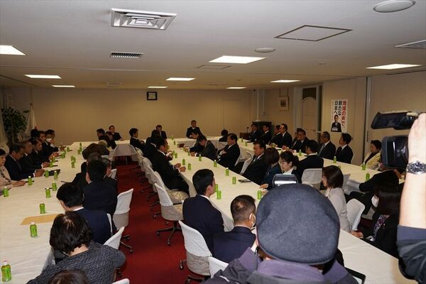 派閥解消を決定した自民党安倍派の議員総会＝19日夜、東京・永田町の党本部