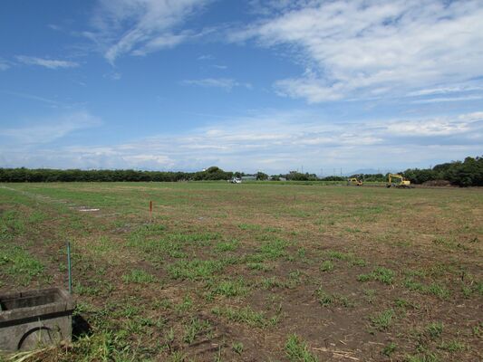 シャインマスカット栽培に向け整備を進めている遊休農地＝宇都宮市（ビッグ・ビー提供）