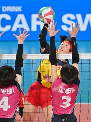 第１セット、宇中女・宇中央の大嶋がスパイクを決める