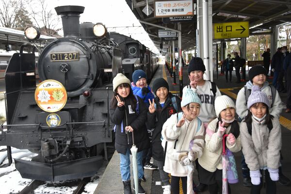 ふたらを前に記念撮影する子どもたち