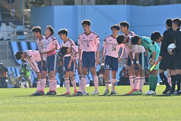 敗退が決まり、苦い表情で整列する佐野日大イレブン＝４日午後１時40分、神奈川県の等々力陸上競技場