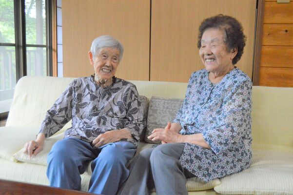 硫黄島出身の渡部さん（右）と原さん。戦後に那須で出会い、仲を深めてきた＝７月、那須町高久乙