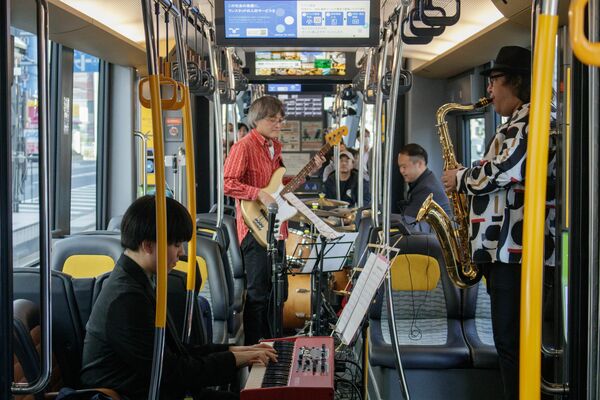 ＬＲＴ車内をライブ会場にしたジャズトレ（西山研究室提供）