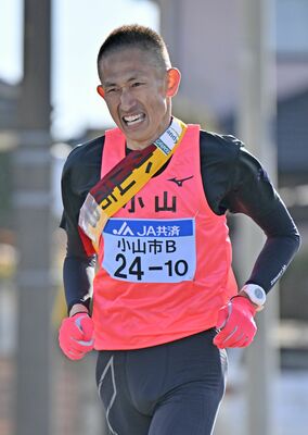 力走する今大会最年長の小山B大嶋=宇都宮市、磯真奈美撮影