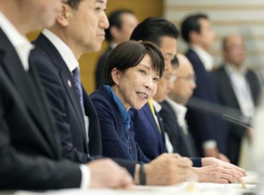 　女性活躍や男女共同参画の重点方針などを決定する会議で発言する高市首相（中央）＝２５日午後、首相官邸