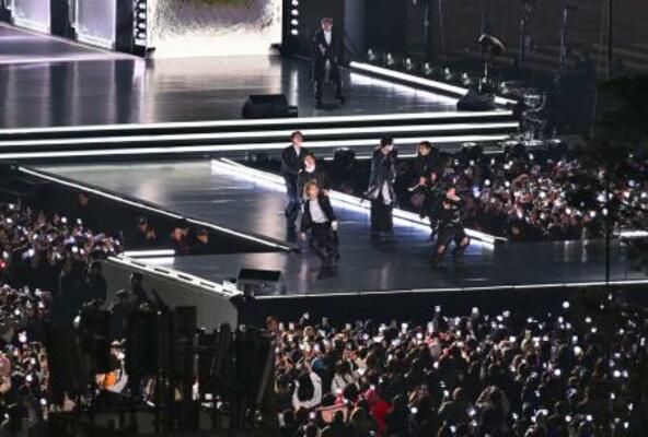 21日、ソウルの光化門広場で開かれたBTSの公演(共同)