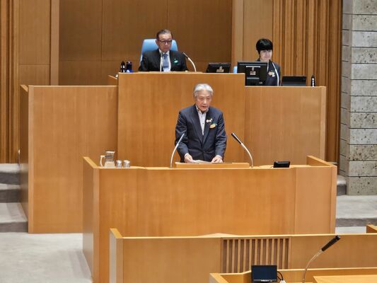 ブレックスへのスポーツ功労賞授与を表明する福田知事（前列）＝28日午前、県議会議事堂