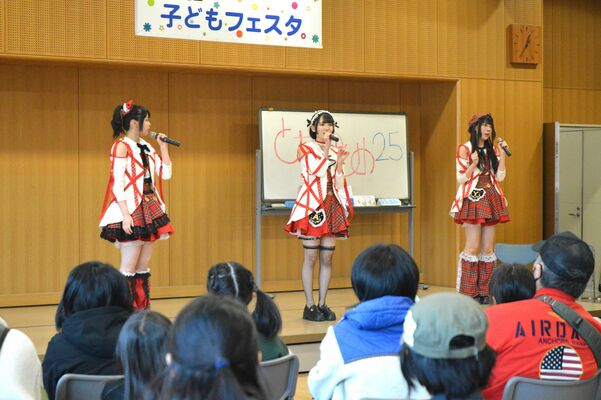 歌やトークで子どもフェスタを盛り上げた「とちおとめ２５」