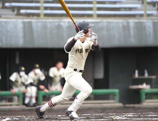 ６回、中前適時打を放つ作新の井上＝山日ＹＢＳ球場