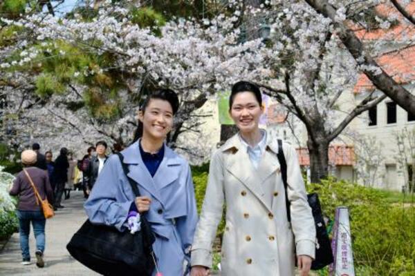 笑顔で入学説明会に向かう宝塚音楽学校の合格者=29日午前、兵庫県宝塚市