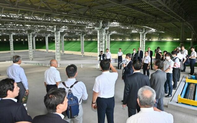 完成した「エコグリーンとちぎ」を見学する関係者たち＝８月23日、那珂川町和見