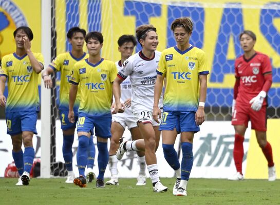 前半44分、相手にＰＫを与えて先制され、険しい表情を見せる栃木ＳＣの選手たち＝カンセキスタジアムとちぎ、森田大地撮影