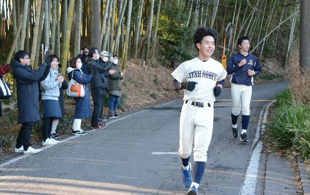荒井退造の生家へ力走する部員たち