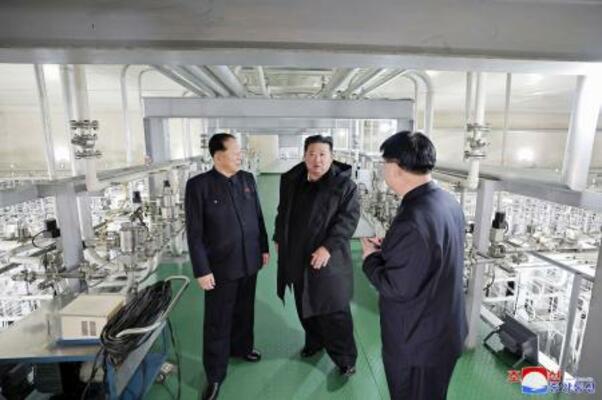 核物質生産基地と核兵器研究所を視察した北朝鮮の金正恩朝鮮労働党総書記(中央)(朝鮮中央通信=共同)