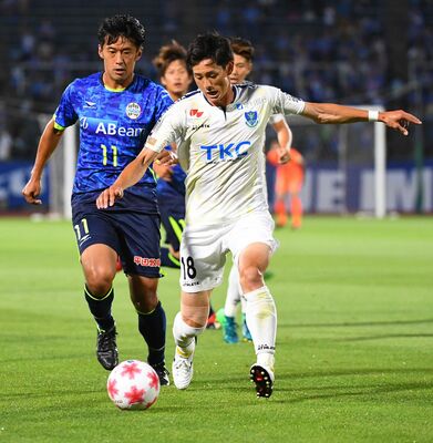 前半、栃木ＳＣのＤＦ坂田（右）が相手ＦＷの突破を防ぐ＝ＮＤソフトスタジアム山形
