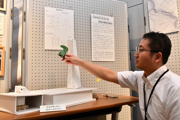 会場に展示されている鎮碇の模型＝２９日午後、大田原市南金丸