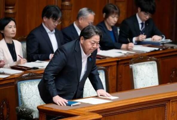 参院本会議で郵政民営化法などの改正法が可決、成立し、起立する林総務相=19日午後