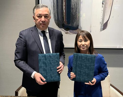 ウズベキスタン人材に関する契約を交わした石川社長（右）とムサエフ長官＝東京都内（オリオンコンピュータ提供）