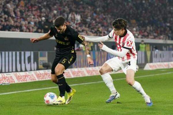 　ケルン戦で競り合うフライブルクの鈴木唯人（右）＝２５日、フライブルク（ゲッティ＝共同）