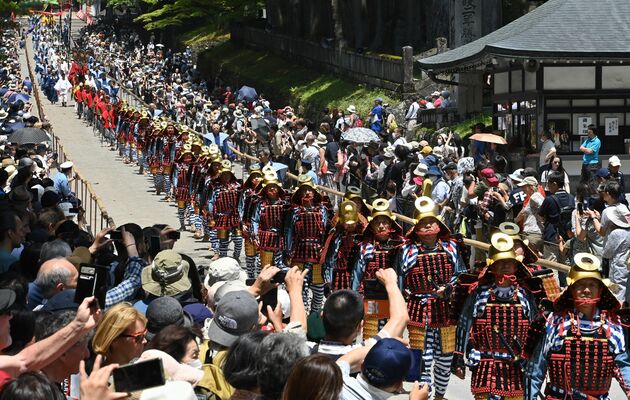 大勢の観衆が詰めかけた表参道を勇壮に練り歩く鎧武者たち＝18日午前11時25分、日光市山内