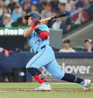 　レッドソックス戦の３回、逆転の２点打を放つブルージェイズ・岡本＝トロント（共同）