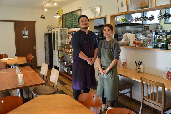 高木さん（左）と妻の由紀さんで切り盛りする店 