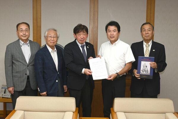 佐藤市長（右から２人目）に計画完了を報告し、要望書を手渡すメンバーら