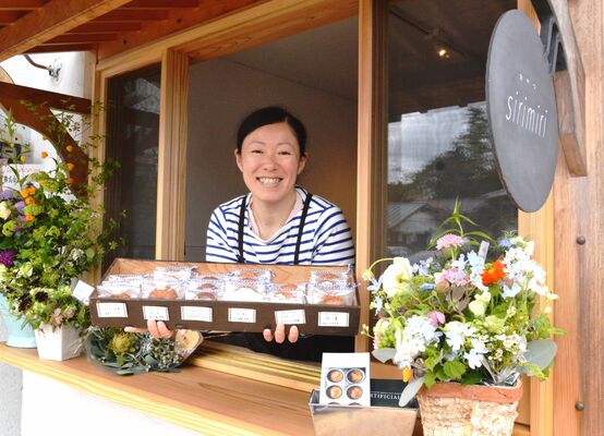 オープン初日に焼き菓子を販売した地域おこし協力隊の小澤さん
