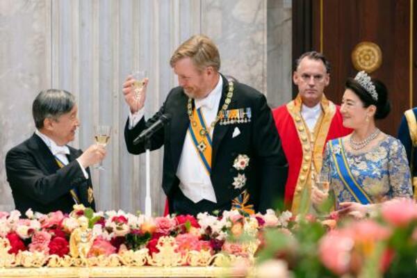 ウィレムアレクサンダー国王夫妻主催の晩さん会に出席された天皇、皇后両陛下=17日、アムステルダム(宮内庁提供・共同)