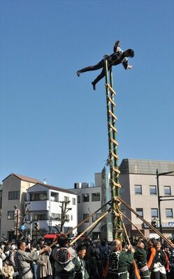 大技を披露し、観衆を沸かせたはしご乗り