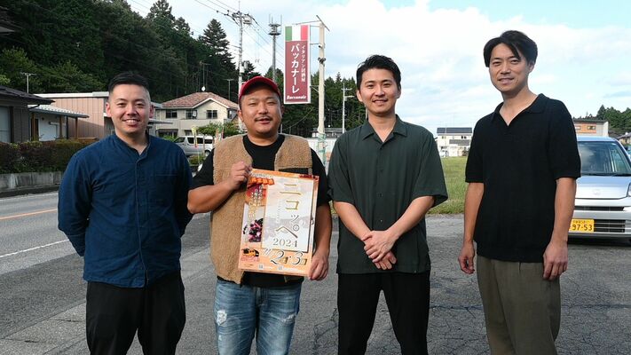 「にこっぺパン」を引き継いだ（左から）福井さん、実行委員長の江口さん、荒井さん、船曳さん