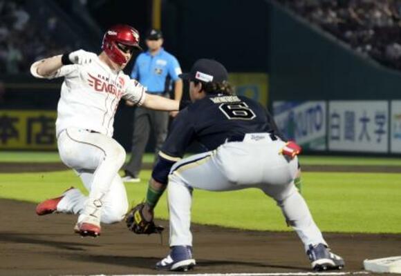 　８回、三塁打を放ち滑り込む楽天・辰己。三塁手宗＝楽天モバイルパーク