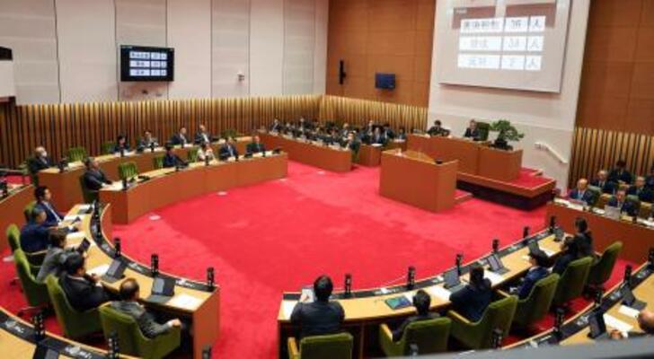 政府に非核三原則の堅持を求める意見書を賛成多数で可決した長崎市議会の臨時議会=8日午後