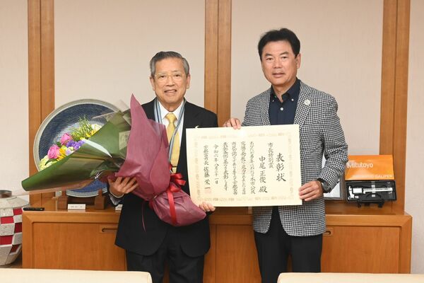 表彰を受けた中尾さん（左）と佐藤市長