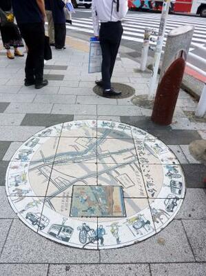 　新宿３丁目交差点角にある「新宿元標」の道標＝東京都新宿区